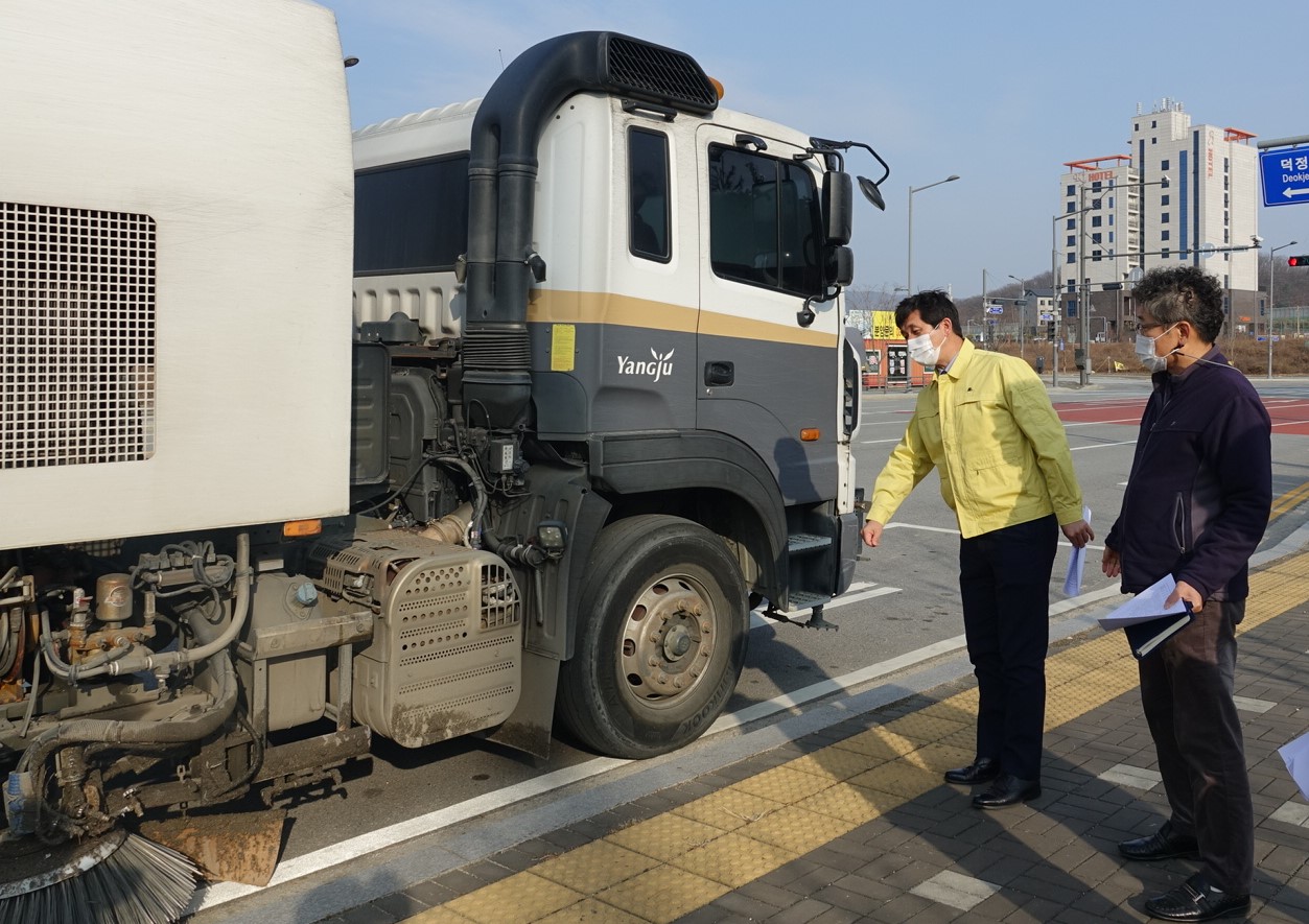 (사진2) 정경윤 청장(사진 가운데)이 도로 청소차 운행 현장을 확인하고 있다.