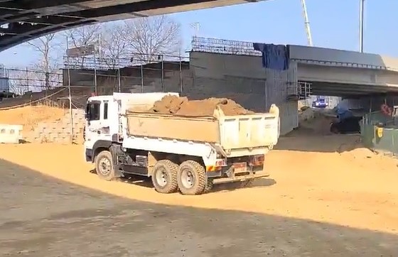 사진3. 한강유역환경청 환경감시단이 서울시 소재 건설현장에서 토사를 실은 덤프트럭의 적재함을 밀폐하지 않은 채 운행한 것을 적발하였다. 