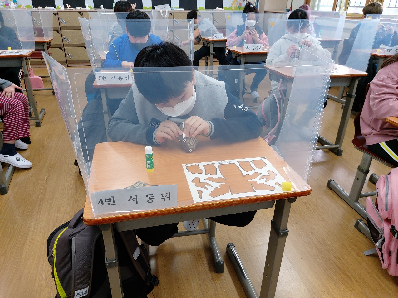 사진4. 일산초등학교 학생들이 말똥게 접기 체험에 열중하고 있다.