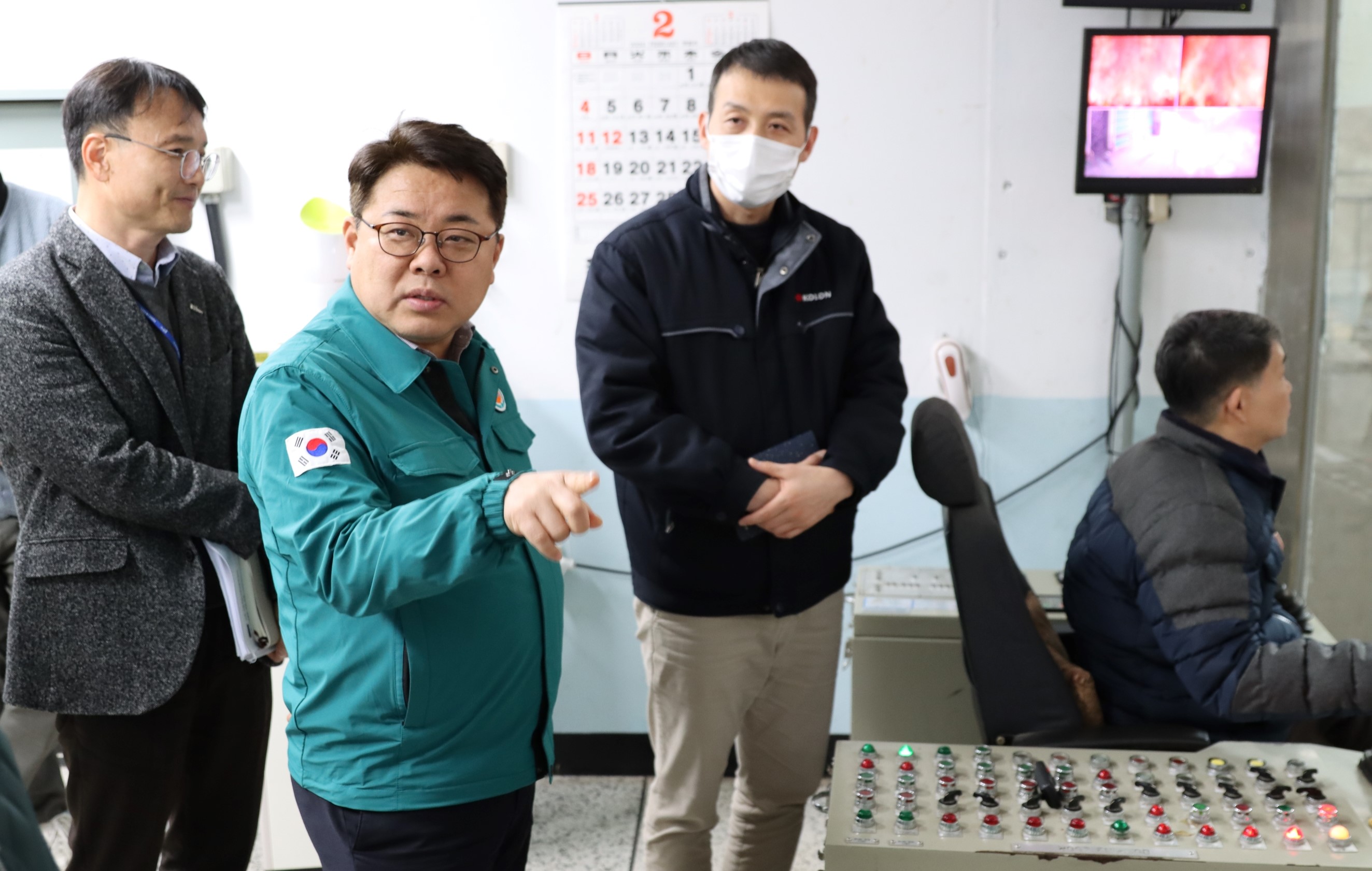 사진1. 김동구 한강유역환경청장(왼쪽 두 번째) 용인시 환경센터를 방문하여 생활폐기물 소각시설 운영 현황을 확인하고 있다.