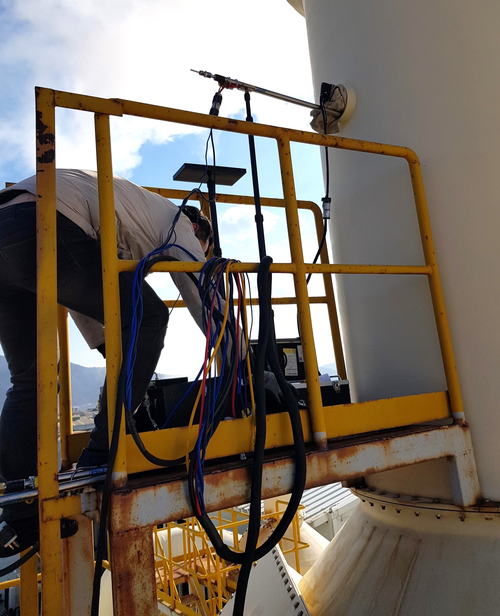 사진4. 대기측정대행업체가 대기배출시설 굴뚝의 측정공에서 공정시험법을 준수하여 시료를 채취하고 있다.