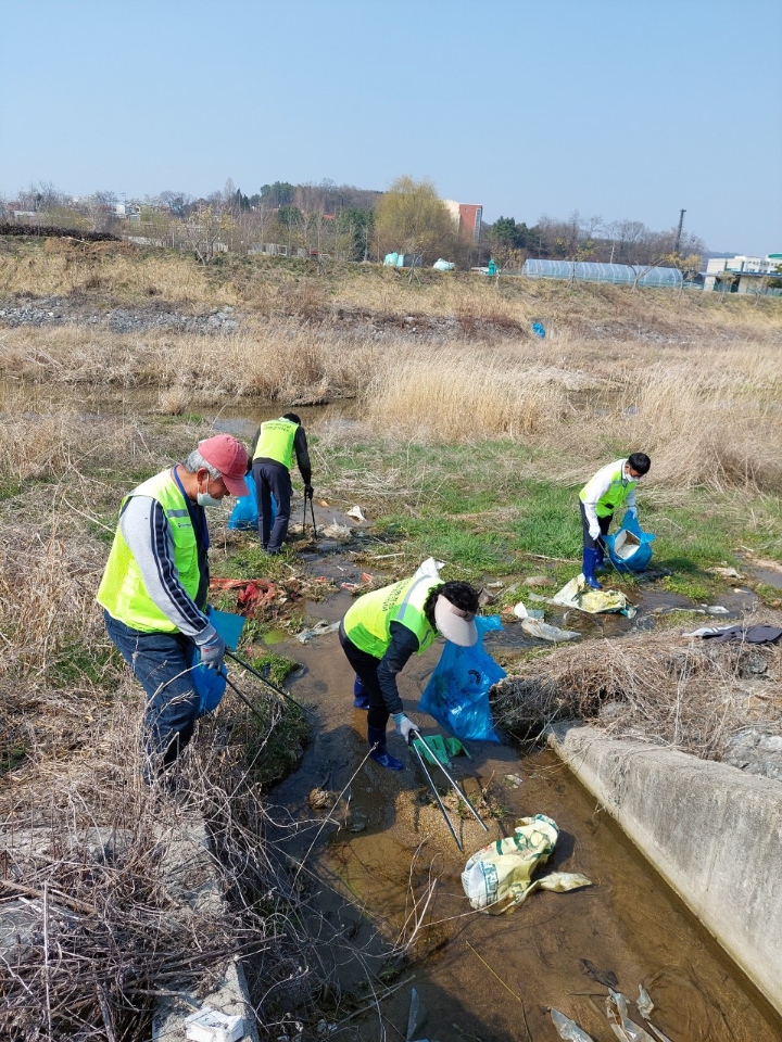 지난 4월, 한강유역환경청 한강환경지킴이들이 경기도 광주시 경안천 수변지역에서 정화활동을 하고 있다