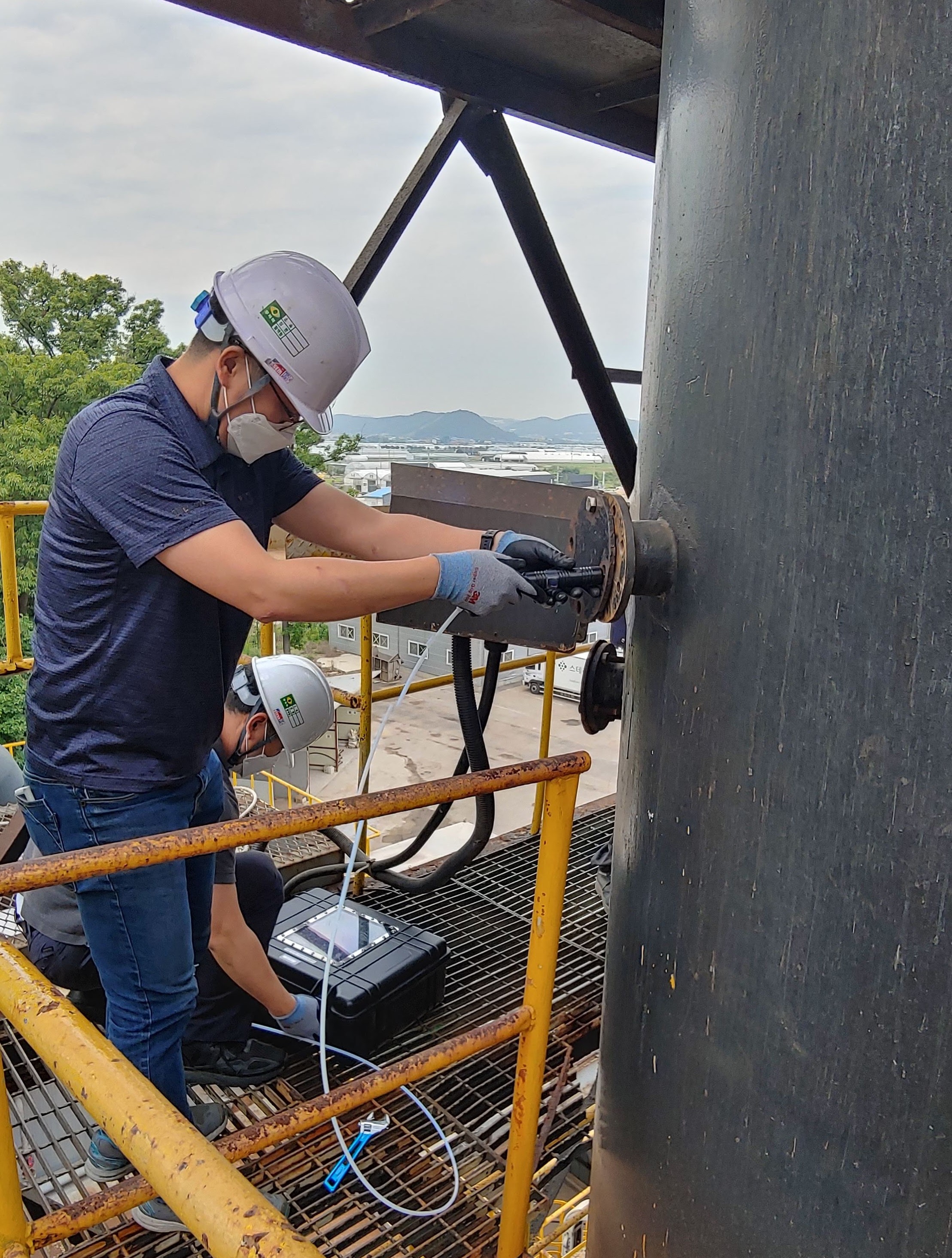 한강유역환경청과 오염도검사기관이 합동으로 지난 2021년 6월, 경기도 용인시의 의료폐기물 소각업체의  굴뚝 오염도를 측정하고 있다.