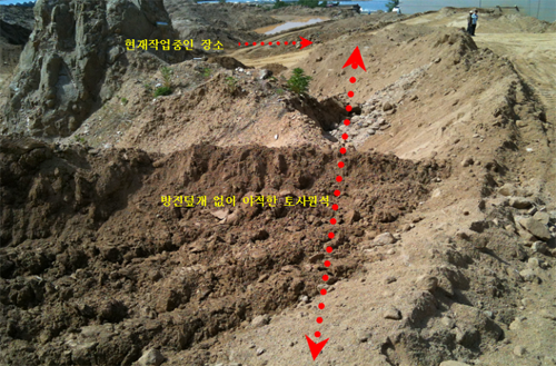 모래생산을 위해 운반해온 토사원석(약1000㎥)을 방진덮개 없이 야적한 모습