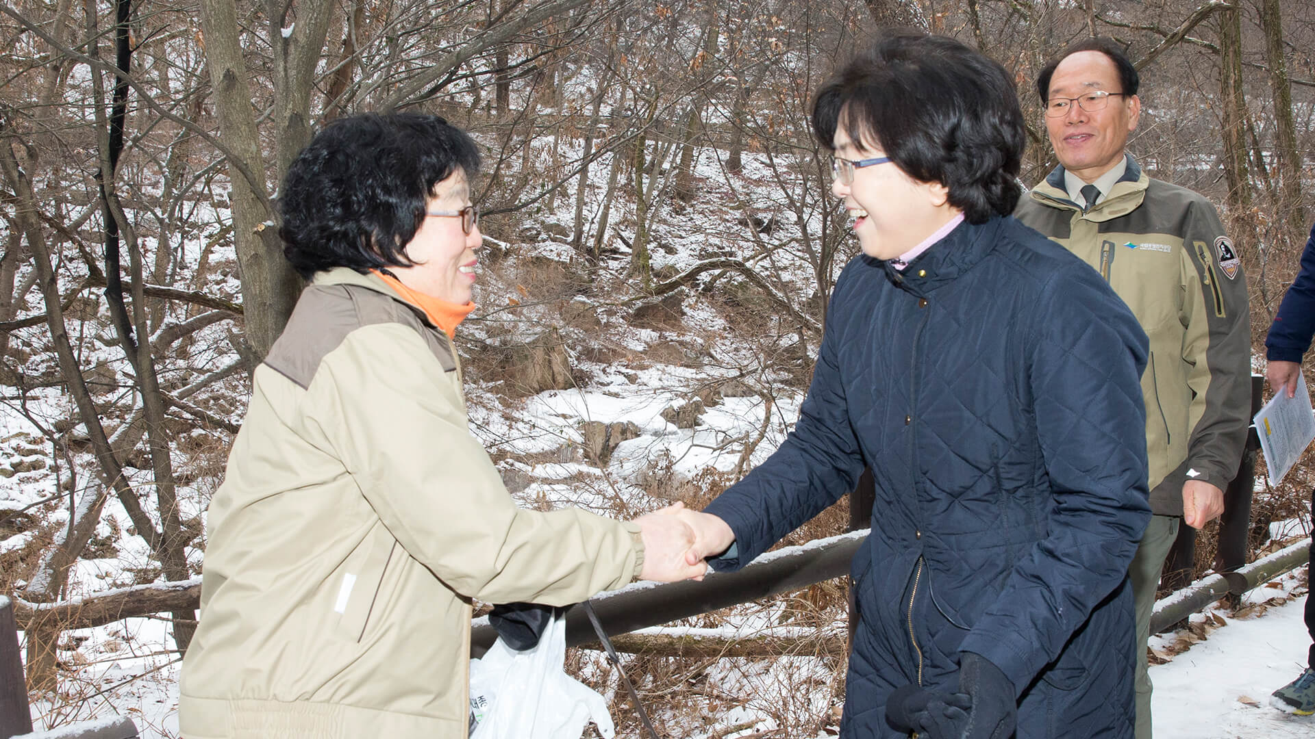 정규직 전환 및 현장 근무자 격려장면