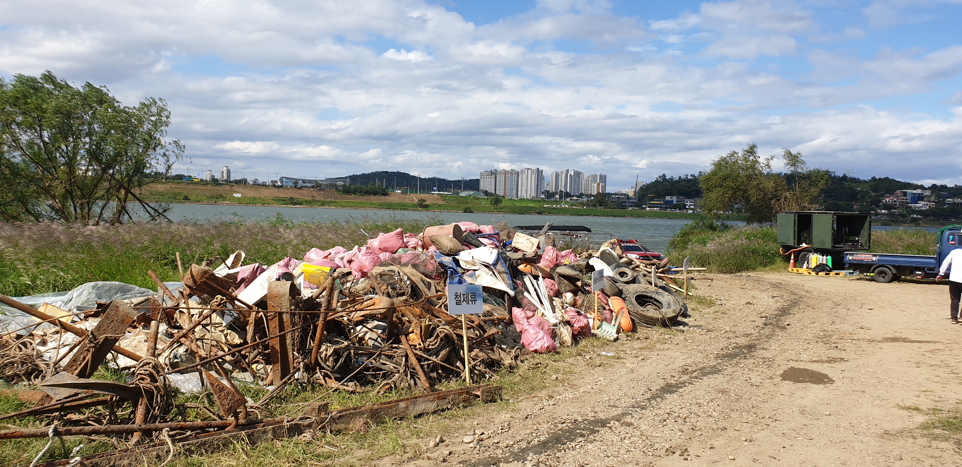 한강유역환경청이 실시한 한강 상수원 보호구역 내 수중쓰레기 정화활동으로 수거된 쓰레기 적치상황